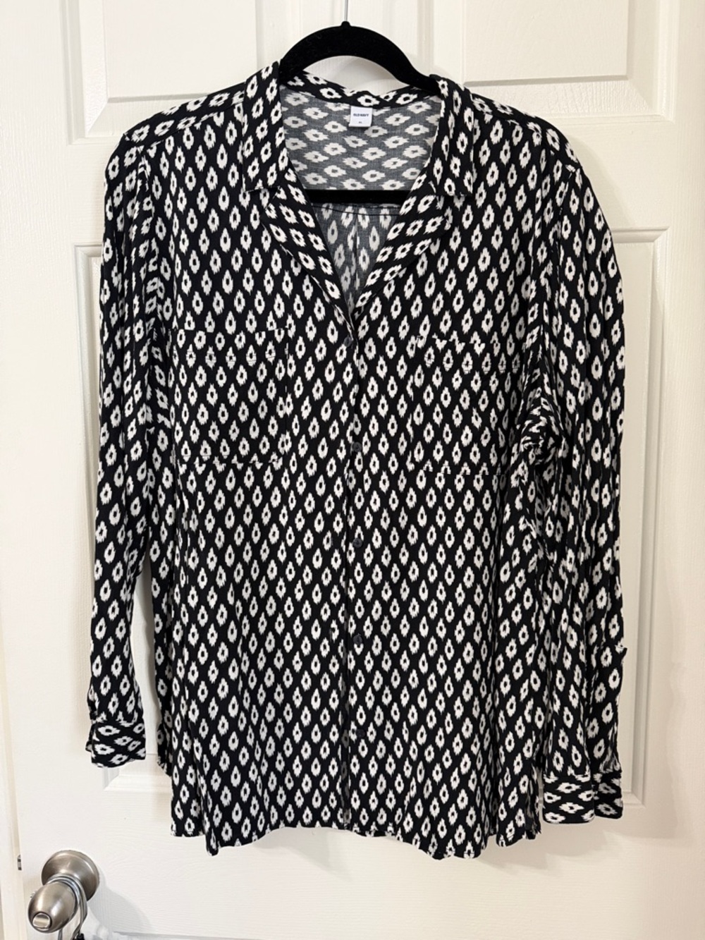 Old Navy Black & White Ikat Print Long Sleeve Button Up Notch Collar Blouse